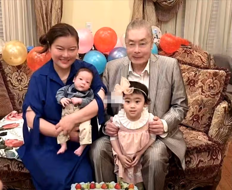 劉詩昆豪宅辦85歲生日宴,懷抱3歲貝貝吹蠟燭,孫穎喝紅酒顯微醺