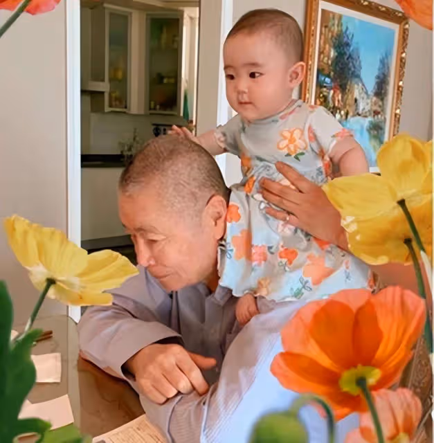 劉詩昆豪宅辦85歲生日宴,懷抱3歲貝貝吹蠟燭,孫穎喝紅酒顯微醺