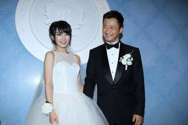 她被吳京帶火, 脫下軍裝美到驚艷, 網友: 終於知道謝楠的擔心!