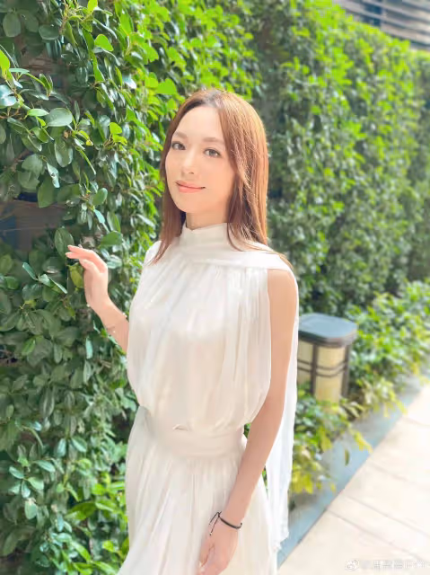 TVB前港姐冠軍馮盈盈完成碩士課程!被問有心轉行,本人正面回應