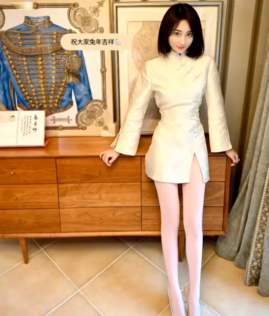 "高跟鞋下的秘密:你見過粉色連褲襪下的美腿嗎?"