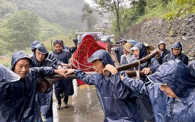 「上墳不帶三人,子孫代代富」,啥意思?上墳有啥講究?