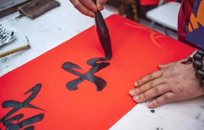 2024年貼春聯的最佳時間：哪一天貼最好？貼春聯有哪些講究？