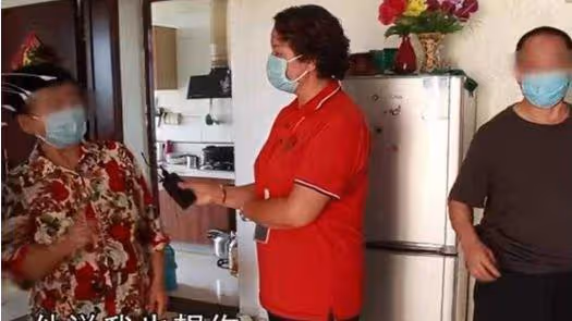 妻子懷疑丈夫帶長發女人回家，丈夫解釋：樓上風一吹頭髮就進來了