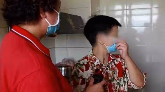 妻子懷疑丈夫帶長發女人回家，丈夫解釋：樓上風一吹頭髮就進來了