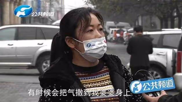 「她不讓我跟兒子說話」兒媳吃婆婆的醋惹怒丈夫：她一直踩我紅線