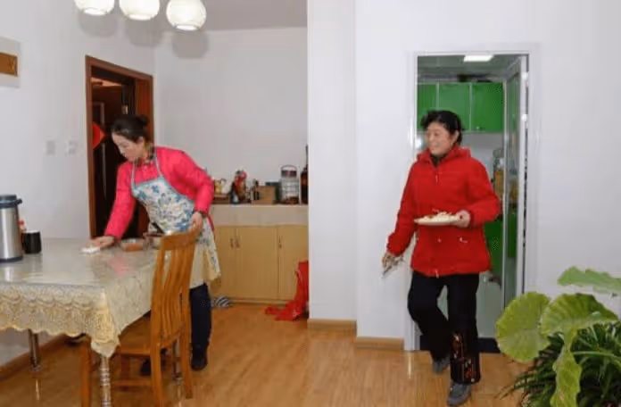 老公讓公婆和小叔「搬進我的陪嫁房」!他出差回來「見婆婆打地鋪」竟賞我一巴掌,下秒「主臥走出來的人」讓他腿軟