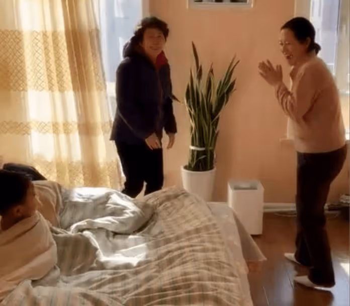 老公讓公婆和小叔「搬進我的陪嫁房」!他出差回來「見婆婆打地鋪」竟賞我一巴掌,下秒「主臥走出來的人」讓他腿軟