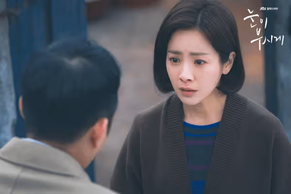 我和老婆婚後AA制已經5年,沒想到妻子某天跟我說,要帶岳母去旅行「卻把我媽一個人留在家」,幾天後她回家了,她的模樣我卻陌生到認不出來…