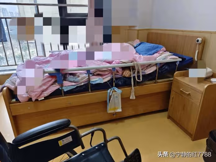 83歲老伯有3個親生兒女!卻連續3年獨自在養老院「過年都沒人接回家」 照服員「說了1句現實的話」才知晚年悲涼的原因…