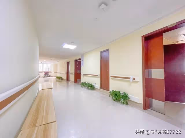 83歲老伯有3個親生兒女!卻連續3年獨自在養老院「過年都沒人接回家」 照服員「說了1句現實的話」才知晚年悲涼的原因…