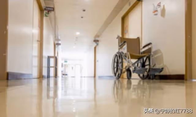 83歲老伯有3個親生兒女!卻連續3年獨自在養老院「過年都沒人接回家」 照服員「說了1句現實的話」才知晚年悲涼的原因…