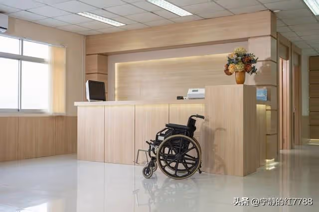 83歲老伯有3個親生兒女!卻連續3年獨自在養老院「過年都沒人接回家」 照服員「說了1句現實的話」才知晚年悲涼的原因…