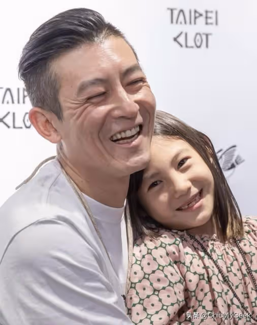 43歲陳冠希復出,艷照門壞男孩變女兒奴!