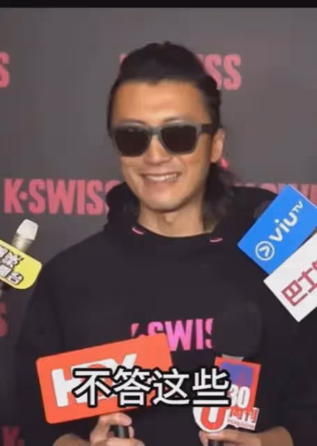 謝霆鋒現身澳門,素顏編髮越來越像老爸謝賢,提起王菲時一臉笑意