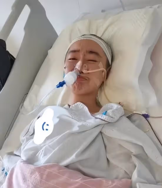 22歲「點讀機女孩」露面!腦瘤術後疑傷到神經,恐難以恢復!