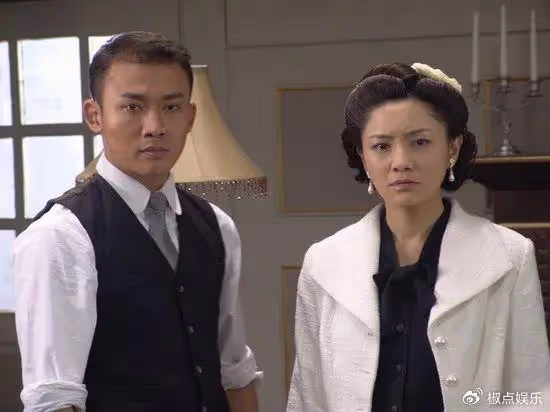 倒追小2歲丈夫放棄事業3年生2子，當眾痛哭後悔結婚，如今怎樣？