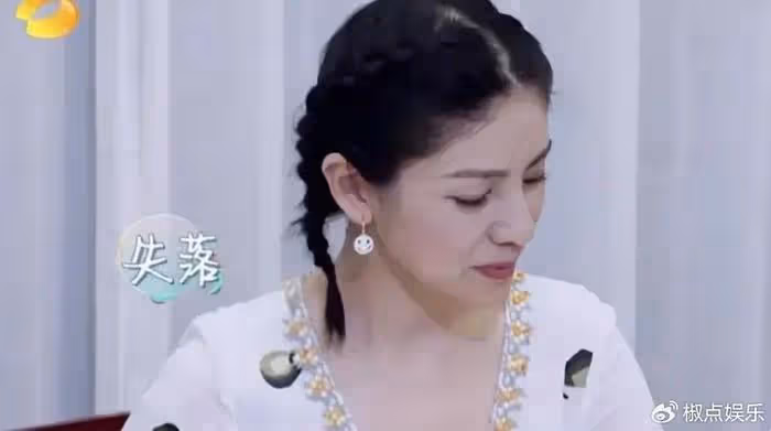 倒追小2歲丈夫放棄事業3年生2子，當眾痛哭後悔結婚，如今怎樣？