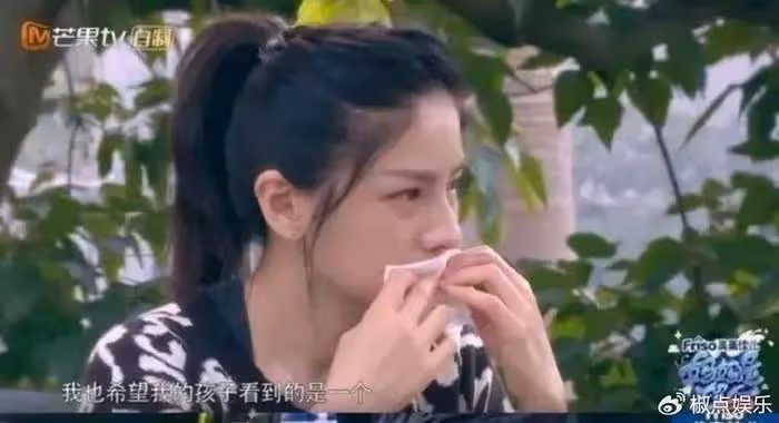 倒追小2歲丈夫放棄事業3年生2子,當眾痛哭後悔結婚,如今怎樣?