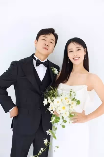 韓國演員情侶舉行婚禮，申東燁主持，李孝利唱賀歌，河智苑任司儀