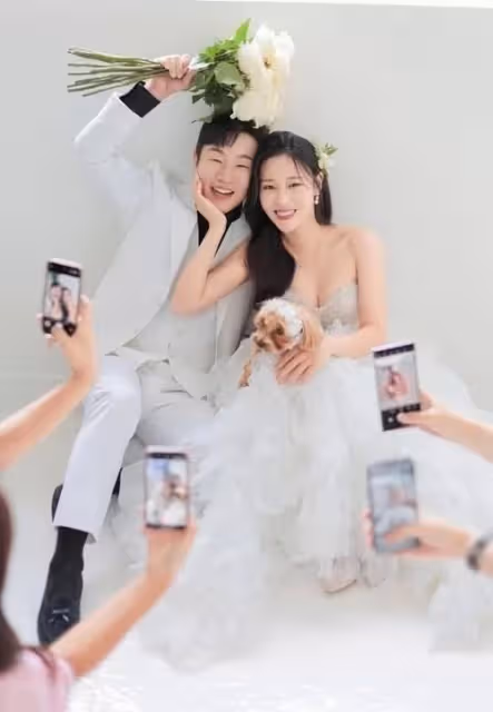 韓國演員情侶舉行婚禮，申東燁主持，李孝利唱賀歌，河智苑任司儀