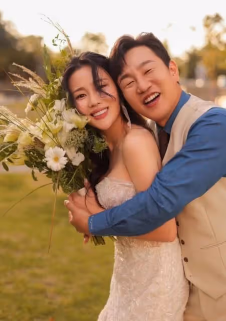 韓國演員情侶舉行婚禮，申東燁主持，李孝利唱賀歌，河智苑任司儀