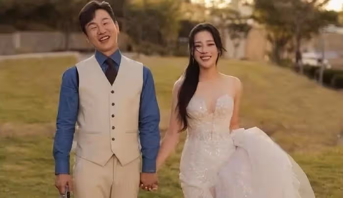 韓國演員情侶舉行婚禮，申東燁主持，李孝利唱賀歌，河智苑任司儀