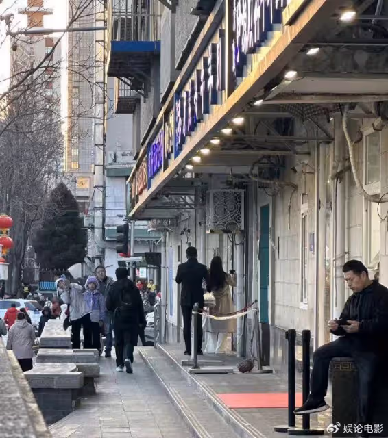 汪小菲懶理女友緋聞,兩人回北京路邊吃包子,也是太接地氣