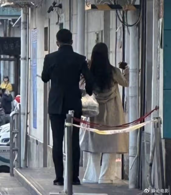 汪小菲懶理女友緋聞,兩人回北京路邊吃包子,也是太接地氣