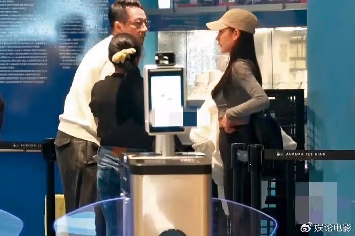 汪小菲懶理女友緋聞，兩人回北京路邊吃包子，也是太接地氣