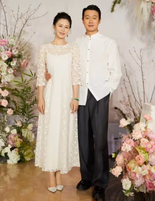 佟大為老婆曬全家福,三個孩子露臉像爸爸,倆女兒身高均超一米七