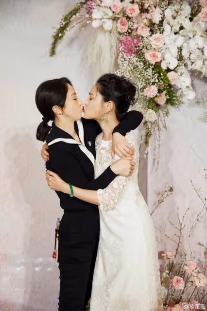 佟大為老婆曬全家福,三個孩子露臉像爸爸,倆女兒身高均超一米七