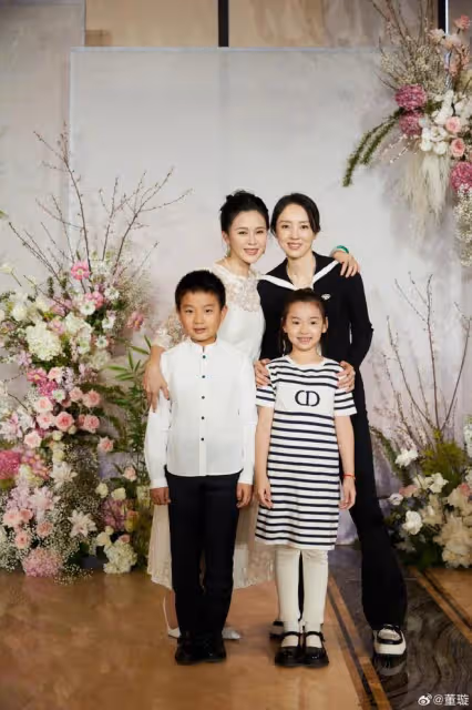 佟大為老婆曬全家福,三個孩子露臉像爸爸,倆女兒身高均超一米七