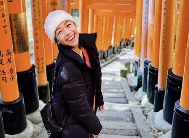 香港女星黃心穎被曝懷孕，出國旅遊穿寬鬆衣服，腹部凸起孕味足