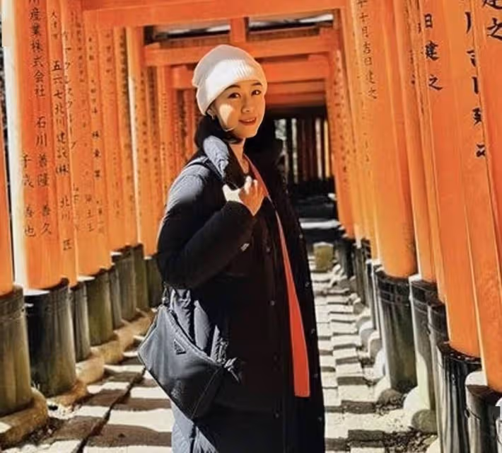 香港女星黃心穎被曝懷孕，出國旅遊穿寬鬆衣服，腹部凸起孕味足