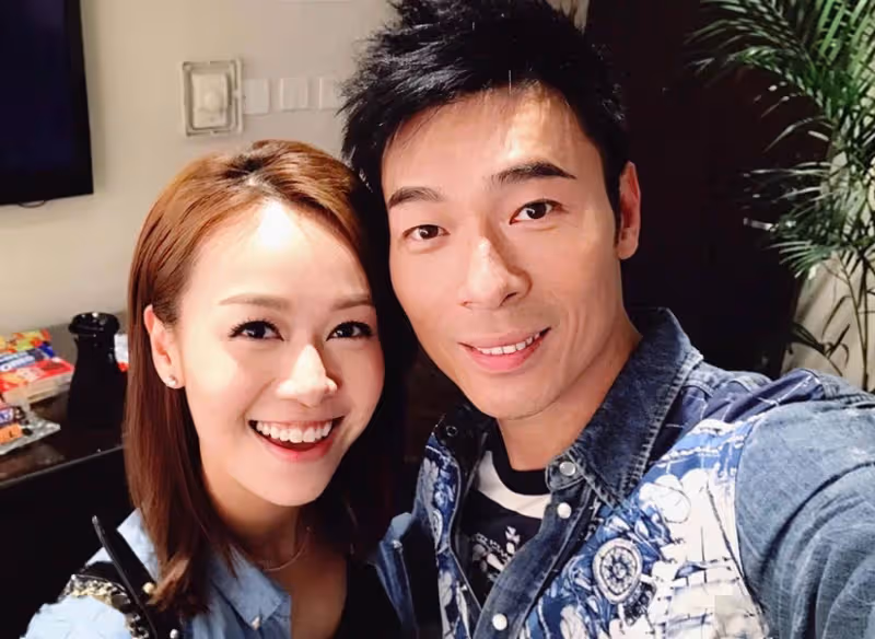 香港女星黃心穎被曝懷孕，出國旅遊穿寬鬆衣服，腹部凸起孕味足