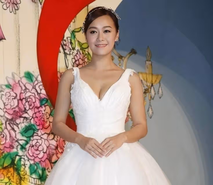 香港女星黃心穎被曝懷孕，出國旅遊穿寬鬆衣服，腹部凸起孕味足