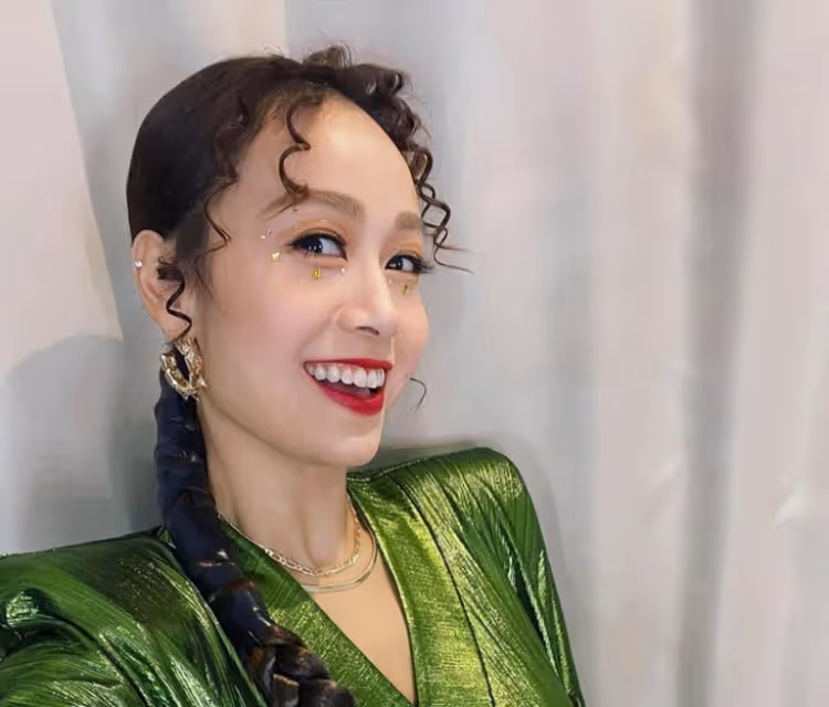 香港女星黃心穎被曝懷孕，出國旅遊穿寬鬆衣服，腹部凸起孕味足