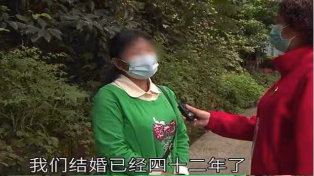 妻子怒斥丈夫給小學女同學聊曖昧、發紅包，丈夫稱：我在家像坐牢
