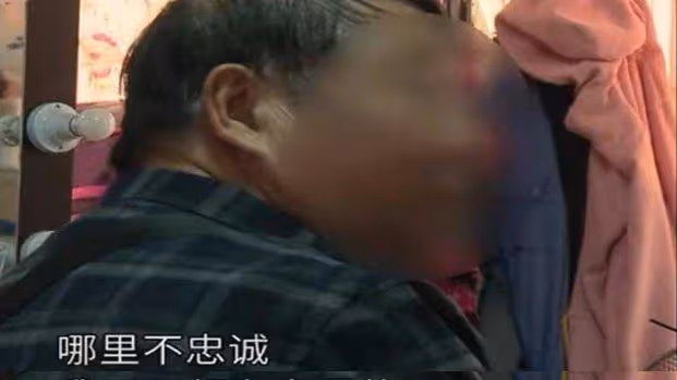 妻子怒斥丈夫給小學女同學聊曖昧、發紅包，丈夫稱：我在家像坐牢