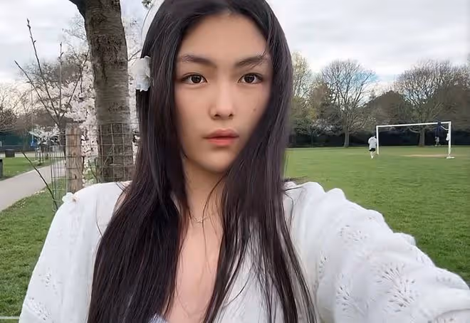 李湘女兒曬自拍，王詩齡化美妝長發飄飄，成熟又漂亮