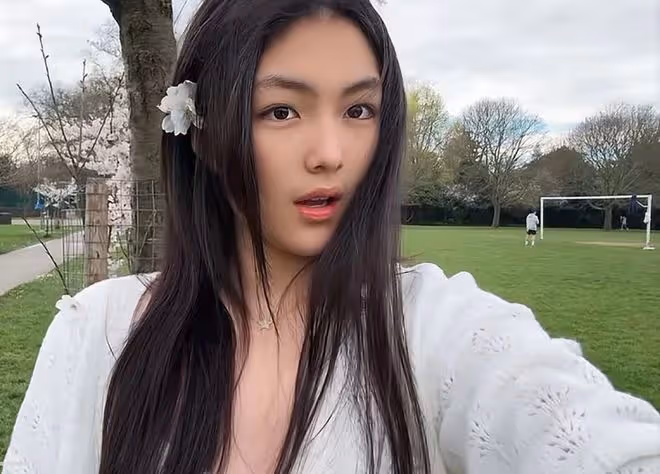 李湘女兒曬自拍，王詩齡化美妝長發飄飄，成熟又漂亮