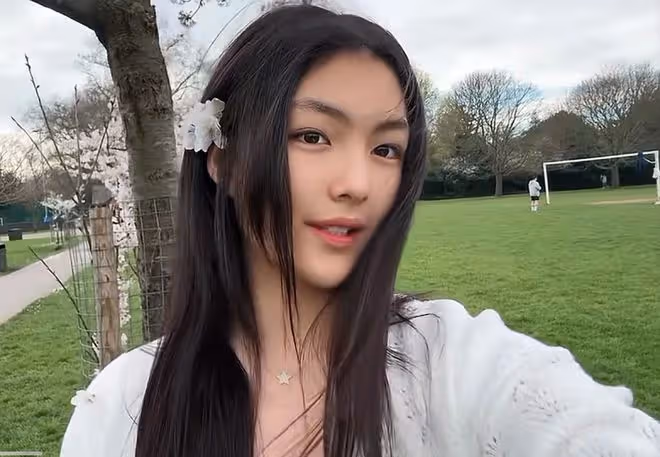 李湘女兒曬自拍，王詩齡化美妝長發飄飄，成熟又漂亮