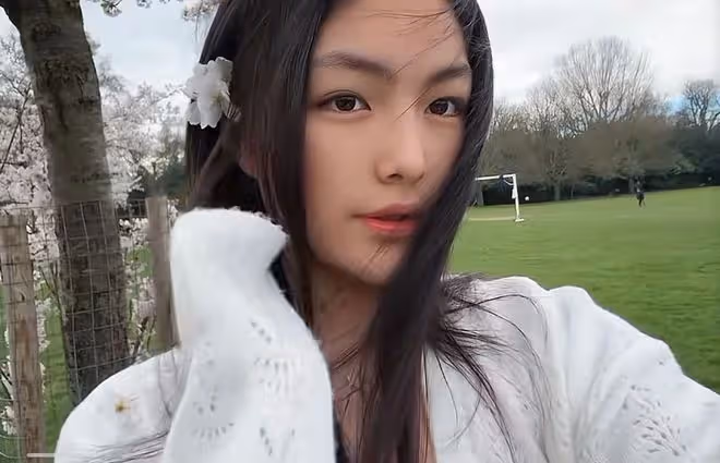李湘女兒曬自拍，王詩齡化美妝長發飄飄，成熟又漂亮