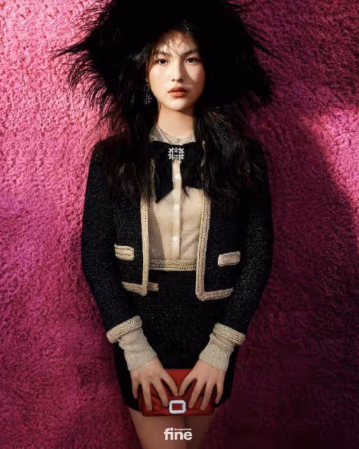 李湘女兒曬自拍，王詩齡化美妝長發飄飄，成熟又漂亮