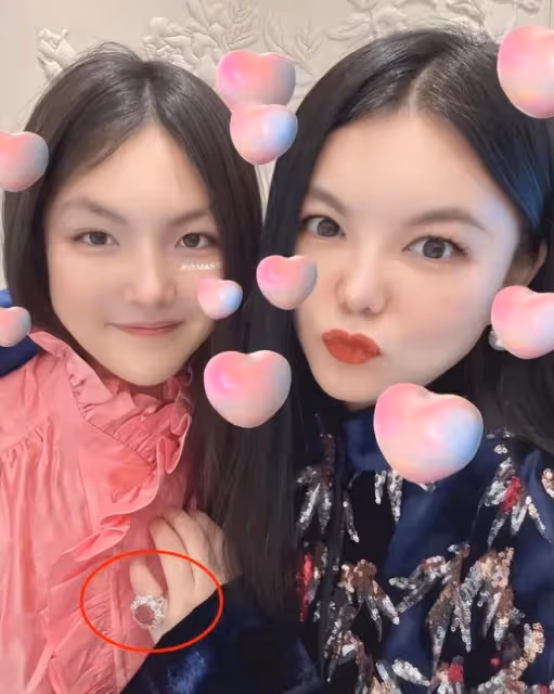 李湘女兒曬自拍，王詩齡化美妝長發飄飄，成熟又漂亮