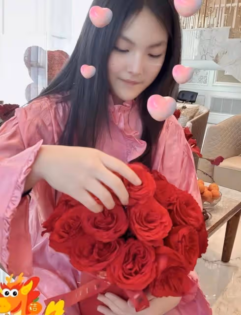 李湘女兒曬自拍，王詩齡化美妝長發飄飄，成熟又漂亮