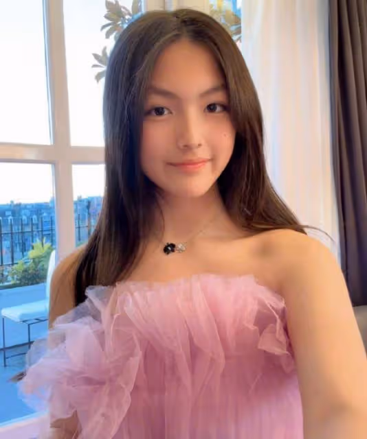 李湘女兒曬自拍，王詩齡化美妝長發飄飄，成熟又漂亮