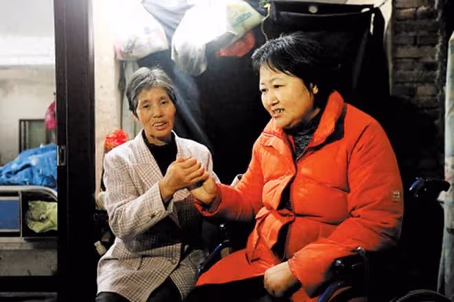 東北姑娘發生意外成植物人,被父母拋棄後,女護工無償照顧17年