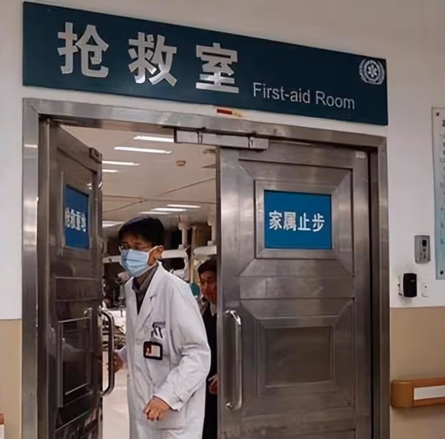 東北姑娘發生意外成植物人,被父母拋棄後,女護工無償照顧17年